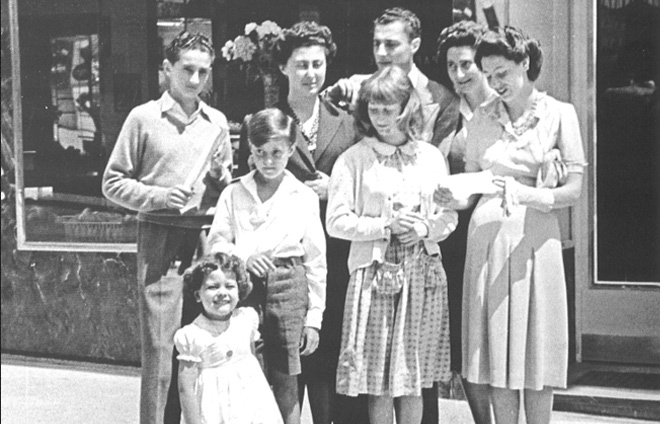 Gianni with his siblings Giorgio, Maria Sole, Susanna, Clara, Cristiana, Umberto and the little Ira Fürstenberg (Clara’s daughter) in Lausanne in the early 40’s.