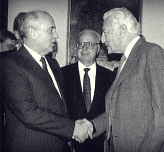 With the Russian Soviet President Michail Gorbaciov, visiting La Stampa,  in 1989.