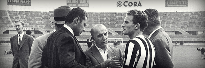 Gianni on the field of Juventus with Boniperti, in the center, the manager Sandro Zambelli