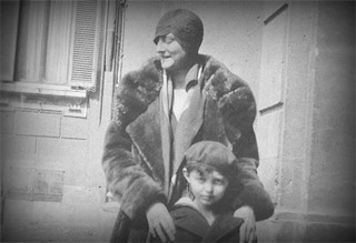 Gianni Agnelli with his mother Virgina in the second half  of the 1920's.
