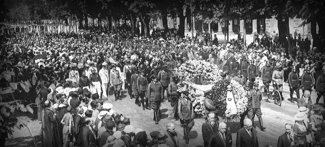 The massive  crowd during the funeral of Edoardo Agnelli, Gianni's father,  in 1935.