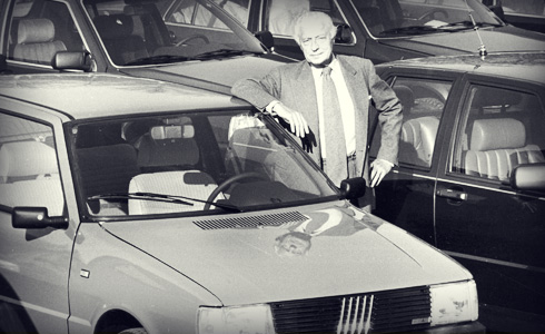 Gianni Agnelli con la Fiat Uno, auto dell'anno 1984