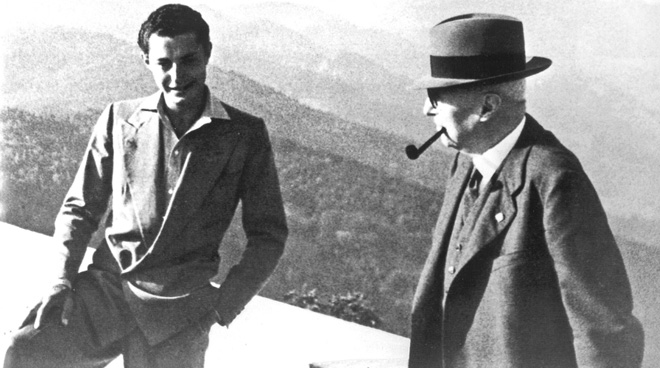 Gianni Agnelli and his grandfather at Prà Martino in 1940.
