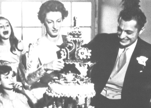 Cutting of the wedding cake during the celebrations at the Osthoffen Castle