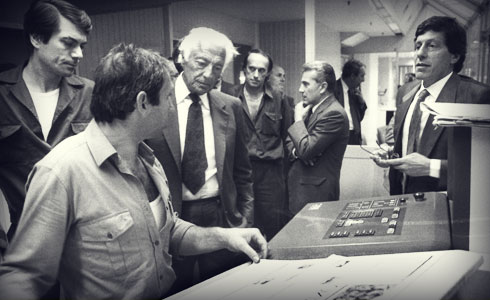 1989,  Gianni Agnelli visiting  La Stampa newsroom, located in Via Giordano Bruno, in Turin.
