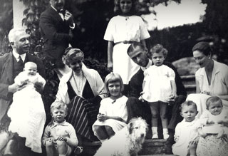 Gianni Agnelli con la famiglia nel 1922